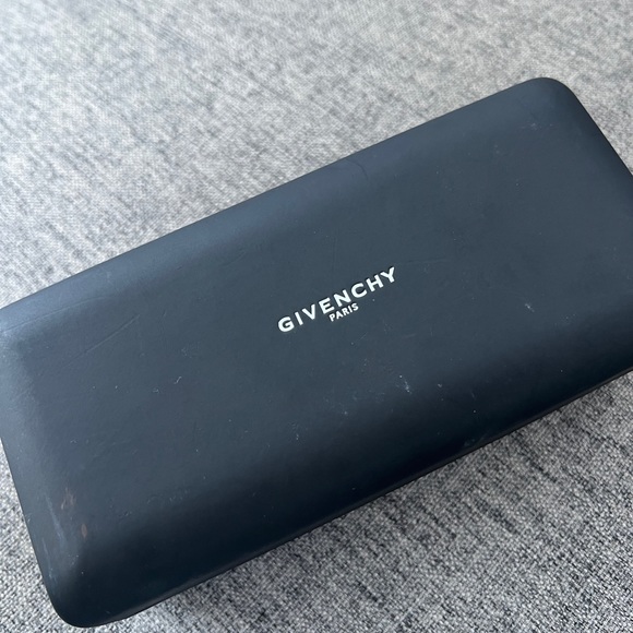 Givenchy black oversized glasses on sale. - Picture 5 of 7